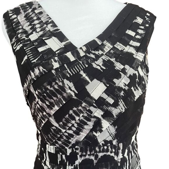 Adrianna Papell black/cream layered net sleeveless v neck dress, lined, size 6. - Picture 2 of 9